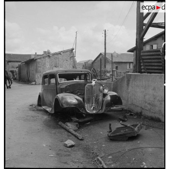 Près de la ligne de front, dans le secteur de la 2e armée, plan général d'une rue déserte d'un village évacué.