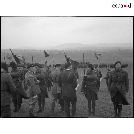 Les récipiendaires de la 28e DIA présentent les armes aux autorités militaires.