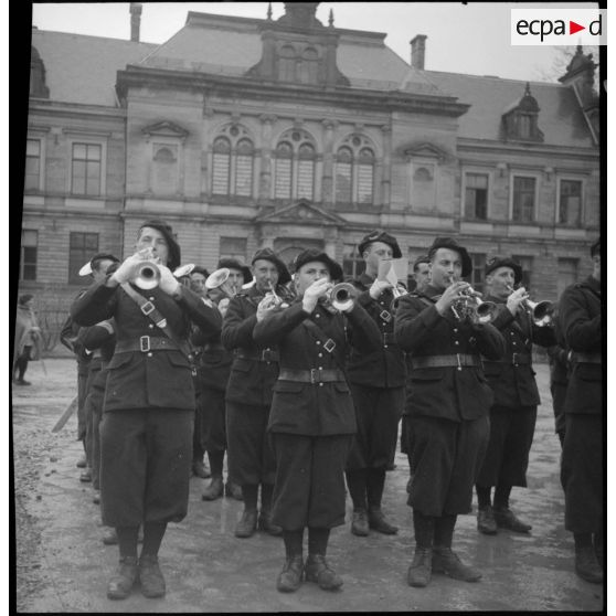 Photographie de groupe de la musique militaire d'une unité de chasseurs alpins de la 28e DIA.