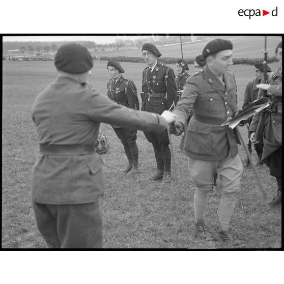 Les autorités militaires de la 5e armée décorent des chasseurs de la 28e DIA.