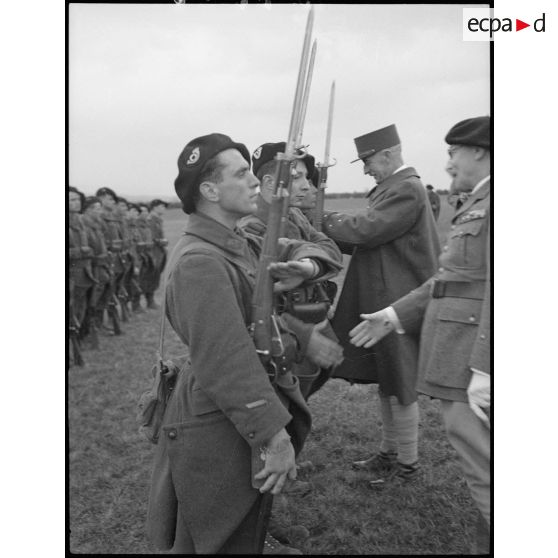 Les généraux Bourret et Lestien décorent des chasseurs alpins de la 28e DIA.