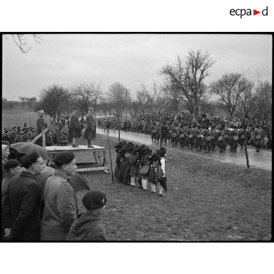 Les troupes de la 5e armée défilent devant les autorités militaires après la remise de décorations aux chasseurs alpins de la 28e DIA.