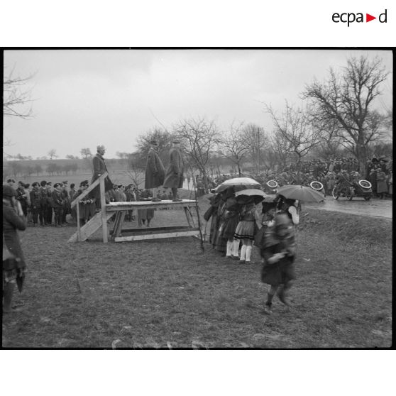 Les troupes de la 5e armée défilent devant les autorités militaires après la remise de décorations aux chasseurs alpins de la 28e DIA.