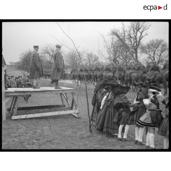 Les troupes de la 5e armée défilent devant les autorités militaires après la remise de décorations aux chasseurs alpins de la 28e DIA.