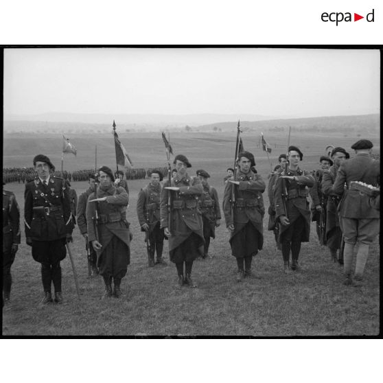 Les décorés de la 28e DIA présentent les armes aux autorités militaires.