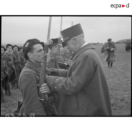 Le général Bourret de la 5e armée décorent des chasseurs alpins de la 28e DIA.