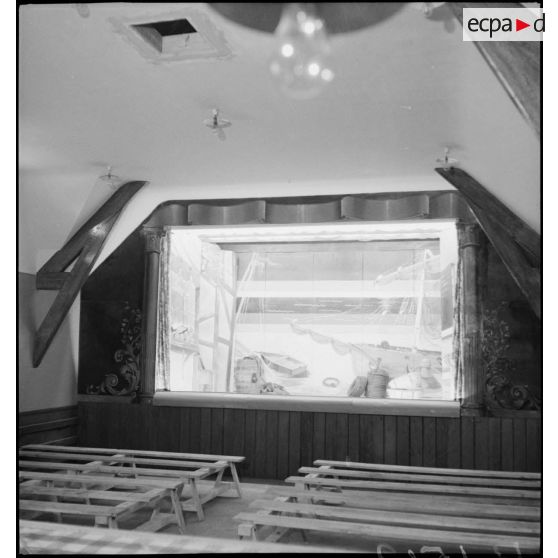 Plan moyen d'une scène de théâtre et de ses décors.