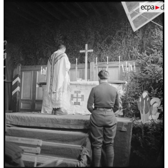 Un prêtre catholique officie lors d'une messe.