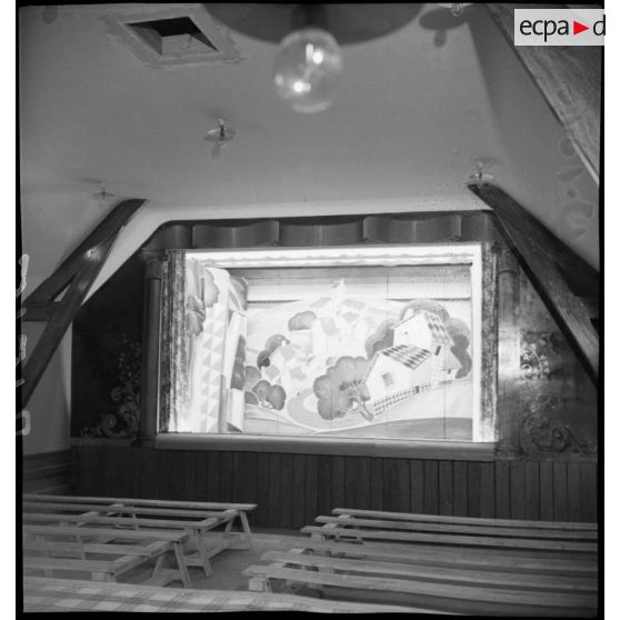 Plan moyen d'une scène de théâtre et de ses décors.