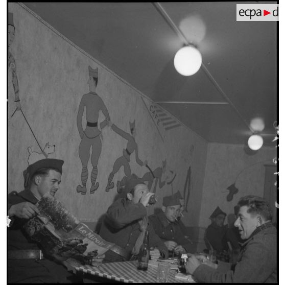 Des soldats de la 2e armée se détendent dans un foyer.