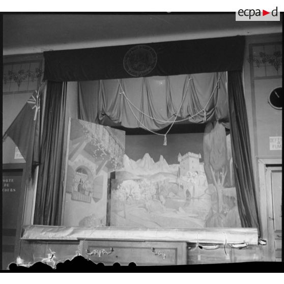 Plan moyen d'une scène de théâtre et de ses décors.