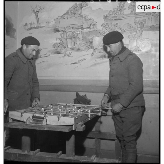 Des soldats de la 2e armée jouent au baby-foot dans un foyer.