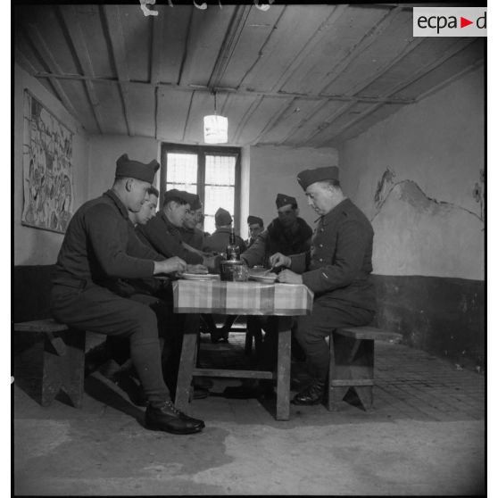 Des soldats de la 2e armée se détendent dans un foyer.