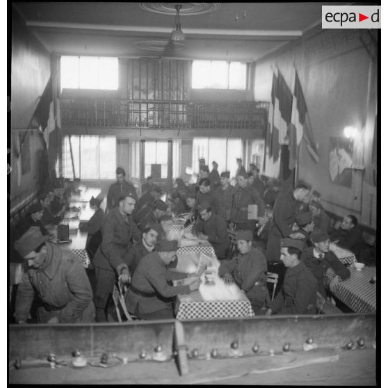 Des soldats de la 2e armée se détendent dans un foyer.
