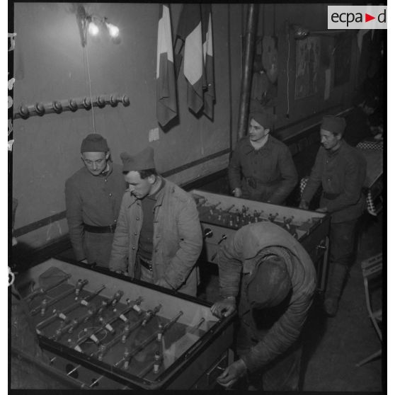 Des soldats de la 2e armée jouent au baby-foot dans un foyer.