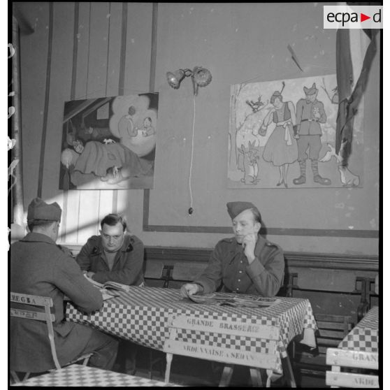 Des soldats de la 2e armée se détendent dans un foyer.