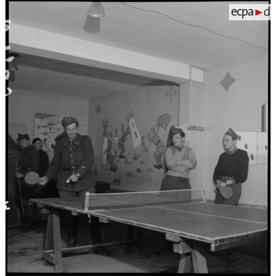 Des soldats de la 2e armée jouent au tennis de table dans un foyer.