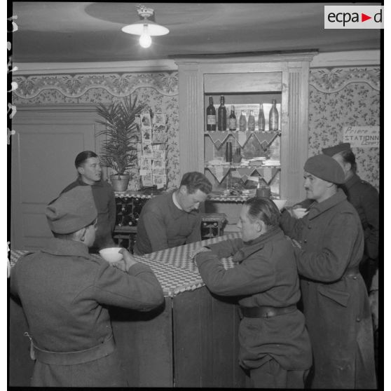 Des soldats de la 2e armée se détendent dans un foyer.