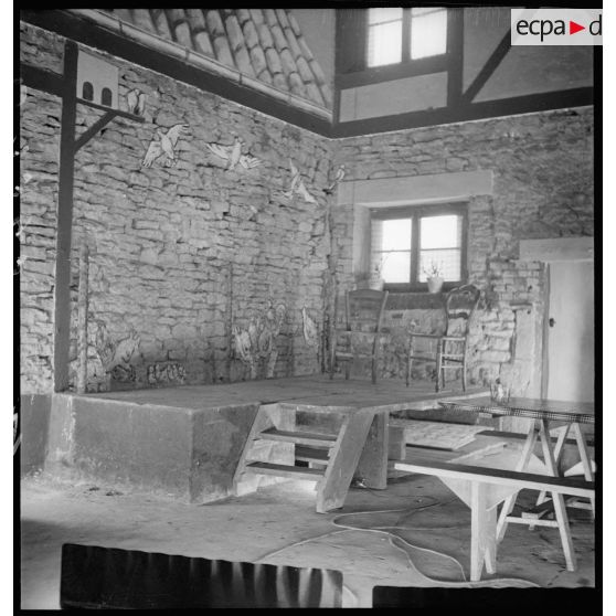 Plan moyen d'une scène d'orchestre de musique dans un foyer de la 2e armée.