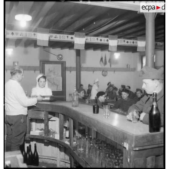 Des soldats de la 2e armée se détendent dans un foyer.