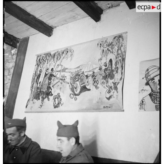 Vue de peintures murales qui décorent l'intérieur d'un foyer de la 2e armée.