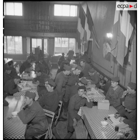 Des soldats de la 2e armée se détendent dans un foyer.