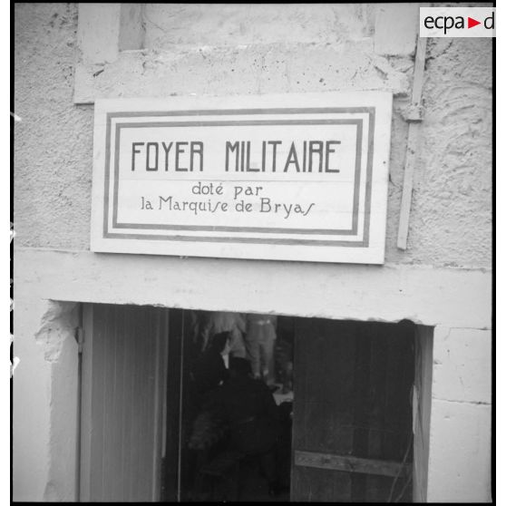 Présentation d'un panneau indiquant le donateur d'un foyer militaire de la 2e armée.