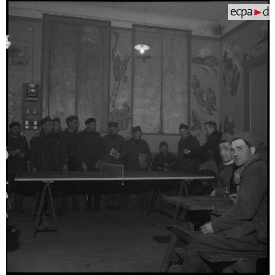 Des soldats de la 2e armée se détendent dans un foyer.