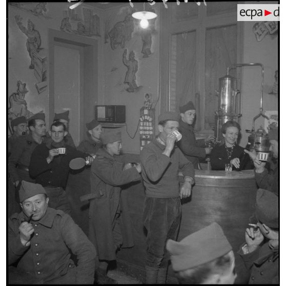 Des soldats de la 2e armée se détendent dans un foyer.
