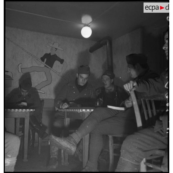 Des soldats de la 2e armée se détendent dans un foyer.