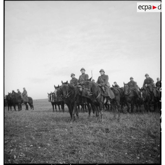 Plan général de cavaliers du 18e régiment de chasseurs lors d'une prise d'armes.