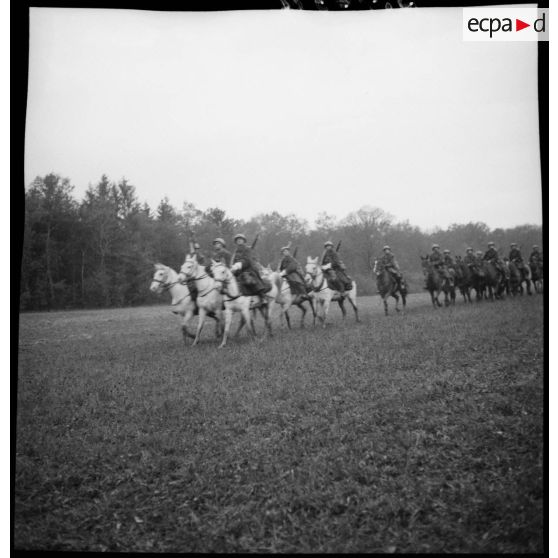 Plan général de cavaliers du 18e régiment de chasseurs lors d'une prise d'armes.