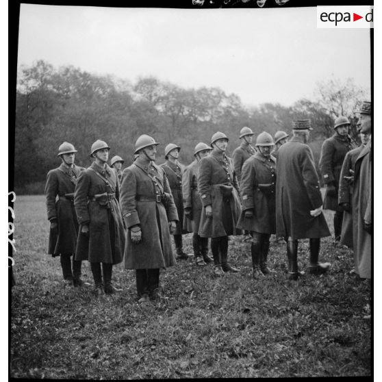 Photographie de groupe de cavaliers à pied du 18e régiment de chasseurs lors d'une prise d'armes.