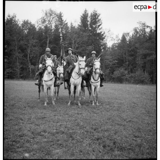 Le drapeau du 18e régiment de chasseurs et sa garde à cheval lors d'une prise d'armes.