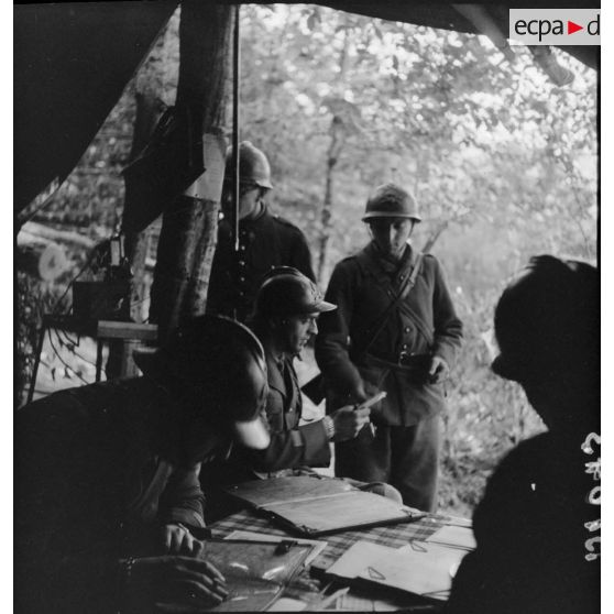 Une estafette se présente à l'entrée du PC d'une batterie du 24e RA dans la région de Montmédy.