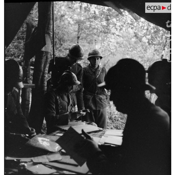 Une estafette se présente à l'entrée du PC d'une batterie du 24e RA dans la région de Montmédy.