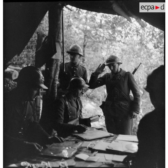 Une estafette se présente à l'entrée du PC d'une batterie du 24e RAD.