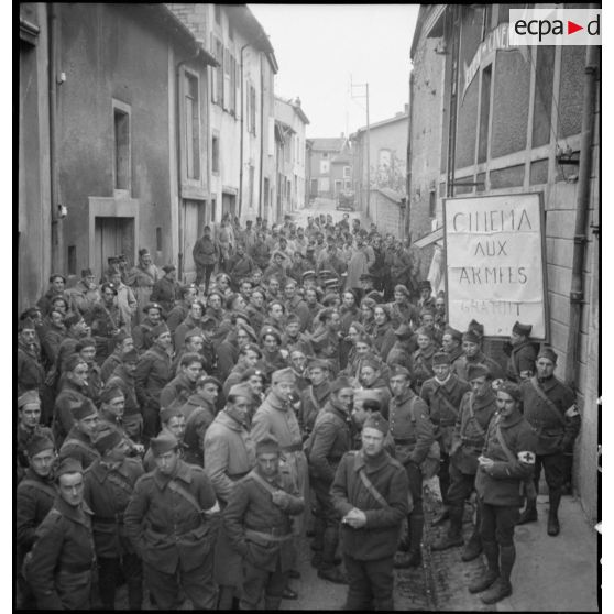 A Stenay, une foule de soldats de la 2e armée est photographiée à l'entrée d'une salle de cinéma aux armées.