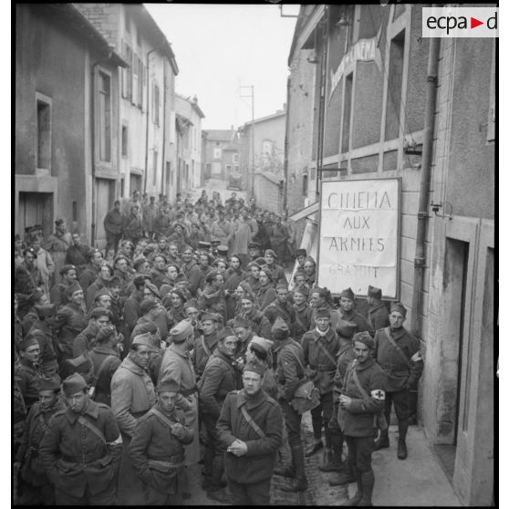 A Stenay, une foule de soldats de la 2e armée est photographiée à l'entrée d'une salle de cinéma aux armées.