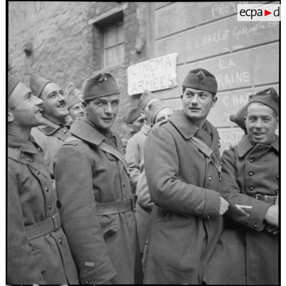 Des sous-officiers et hommes du rang de la 2e armée se rendent à une séance du cinéma aux armées.