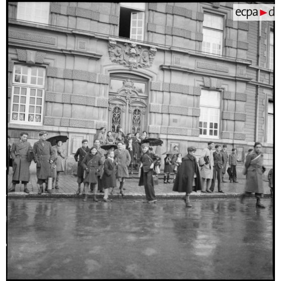 Devant un établissement scolaire des élèves attendent la rentrée des classes.
