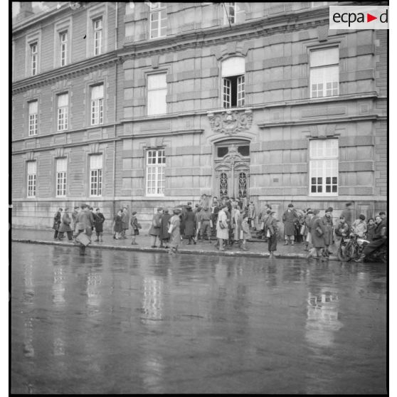 Devant un établissement scolaire des élèves attendent la rentrée des classes.