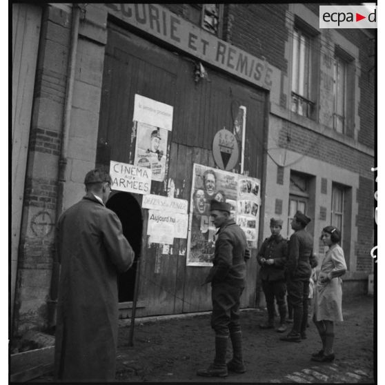 Plan moyen de l'entrée d'une salle de cinéma aux armées à Stenay.