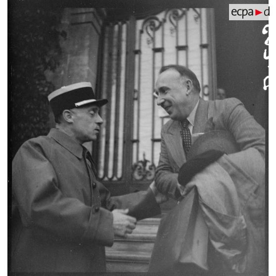 Le commandant Cottin, chef d'escadron, discute avec un député.