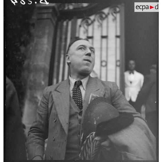 Portrait d'un député, photographié en plan américain.