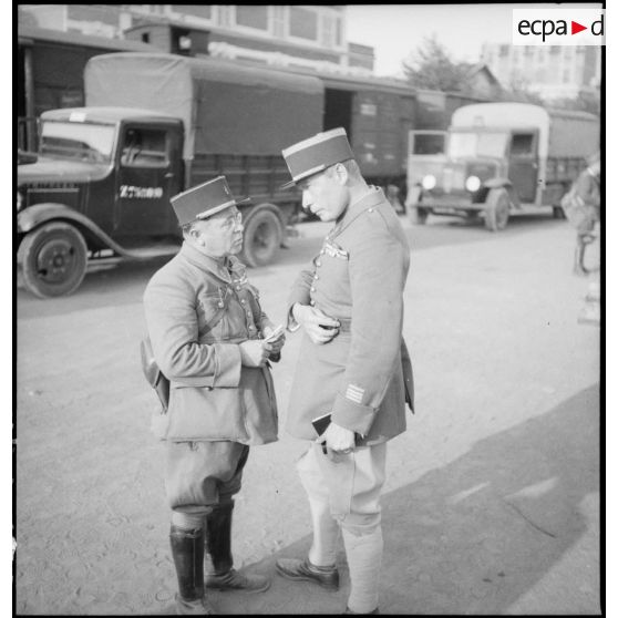 Un commandant discute avec un sous-officier.