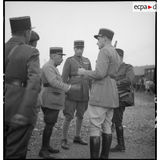 Divers officiers discutent entre eux.