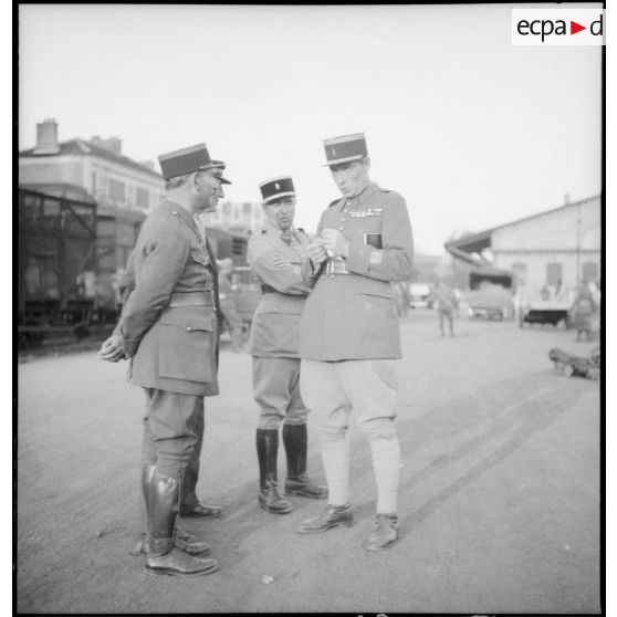 Divers officiers discutent entre eux.