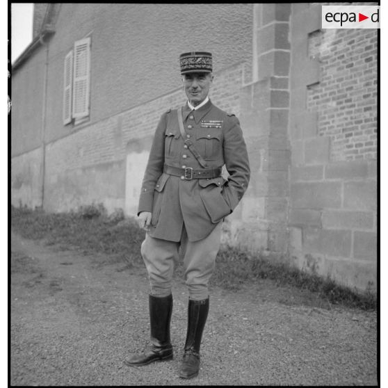 Un général de division est photographié en pied.
