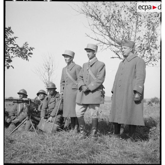 Des officiers de tirailleurs algériens de la 3e DINA assistent à un tir de Hotchkiss M14.